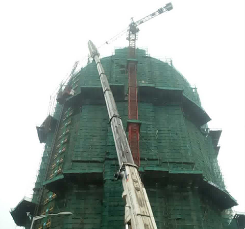 沧县吊车在工地上作业